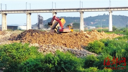 闽侯:闽江边堆放大量渣土