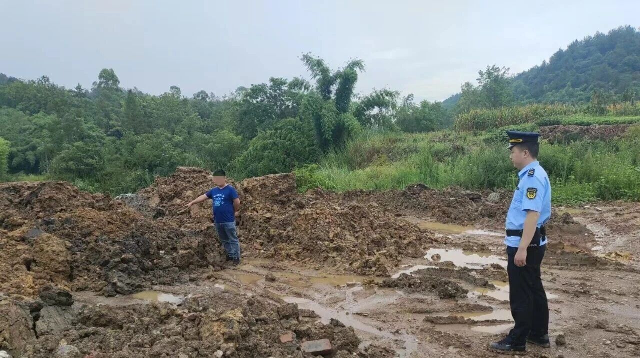 成都市彭州市严厉打击违规倾倒与违规受纳行为