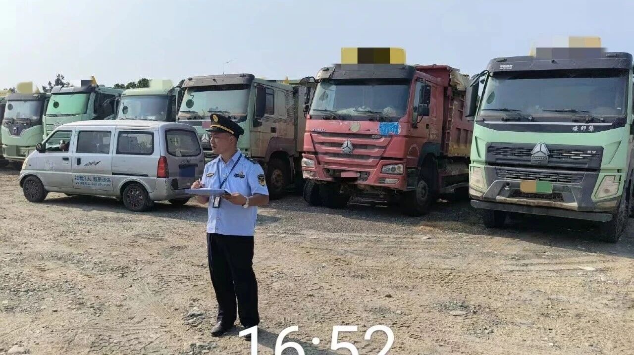 成都市彭州市严厉打击违规倾倒与违规受纳行为