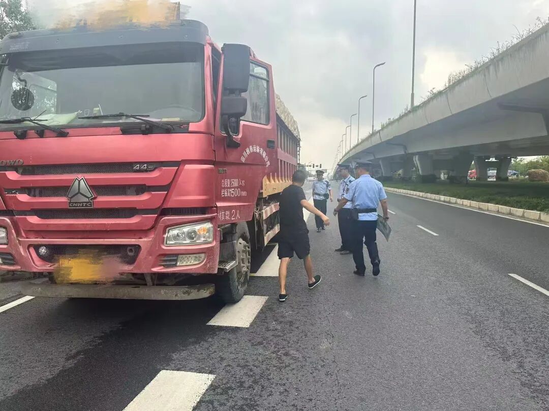 成都市彭州市严厉打击违规倾倒与违规受纳行为