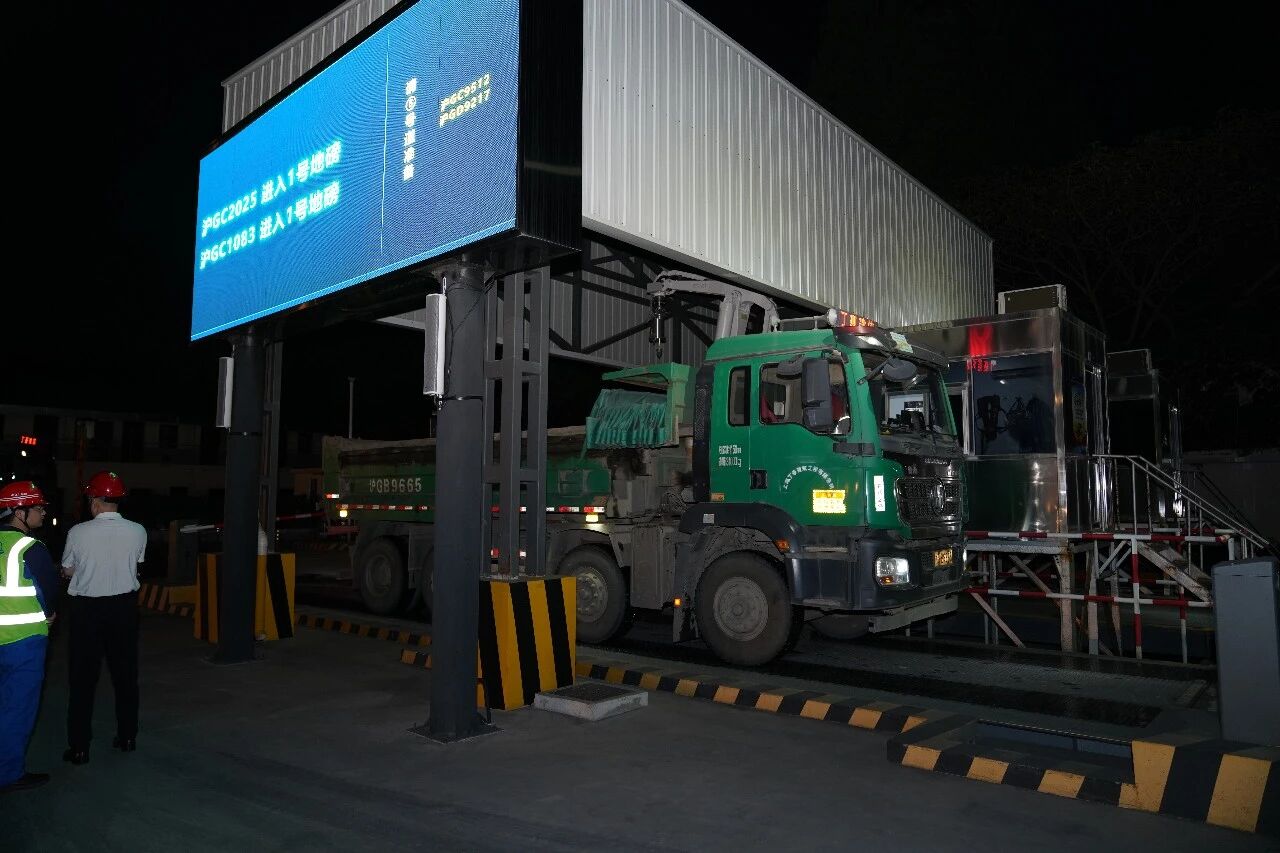 多部门联动执法,强化建筑垃圾全链条监管合力——上海市绿化市容局组织开展工程土方中转码头夜间联合执法检查