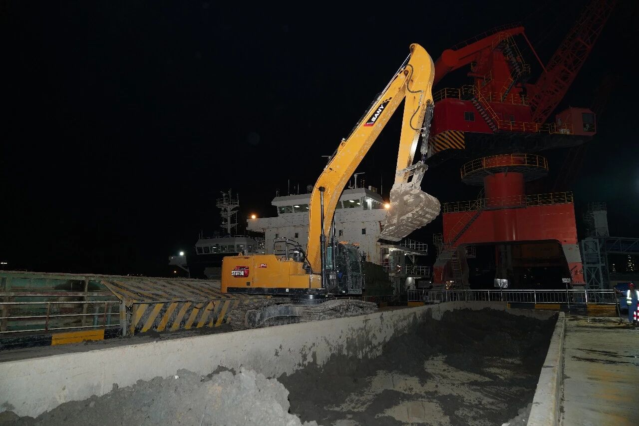 多部门联动执法,强化建筑垃圾全链条监管合力——上海市绿化市容局组织开展工程土方中转码头夜间联合执法检查
